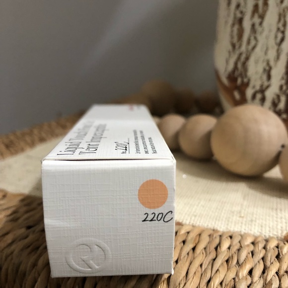 🆕 Rare Beauty Liquid Touch Weightless Foundation - Picture 2 of 3